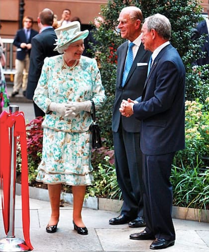 La reina Isabel II participó en la ceremonia de inauguración del Jardín, dedicado a las víctimas del 11 de septiembre, en 2010