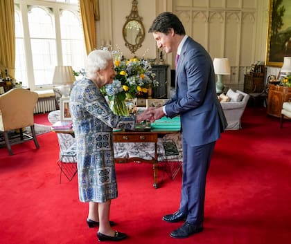 La reina Isabel II recibe al primer ministro de Canadá, Justin Trudeau, en el primer acto presencial de la monarca tras pasar el covid-19, en Windsor
