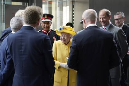 La reina Isabel II recorre la estación de Paddington para marcar la finalización del proyecto Crossrail de Londres, el 17 de mayo de 2022