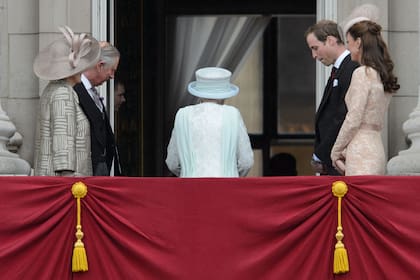 La reina Isabel II sale del balcón mientras el Príncipe Carlos, , Camilla, el Príncipe William y Kate, la flanquean en el Palacio de Buckingham en el último día ceremonial de las celebraciones del Jubileo de Diamante de Queens en Londres el 5 de junio de 2012