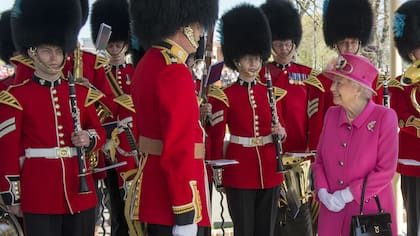 La reina Isabel II saluda a la guardia británica