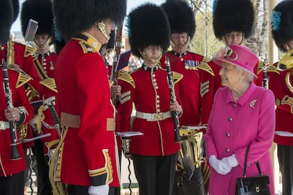 La reina Isabel II saluda a la guardia británica