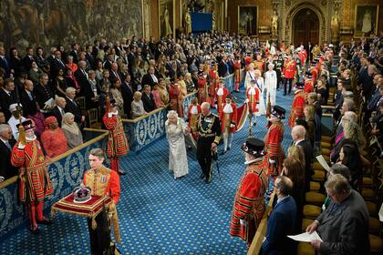 La reina Isabel II se aproxima al trono para proununciar el discurso de la reina en Gran Bretaña