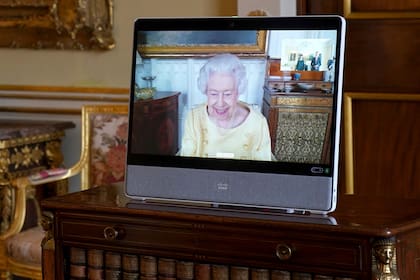 La reina Isabel II se presenta vía video desde el Castillo de Windsor durante una audiencia virtual en el Palacio de Buckingham el 26 de octubre del 2021