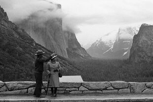 La reina Isabel II visita el Parque Nacional Yosemite, acompañada por el superintendente del parque, Robert O. Binnewies