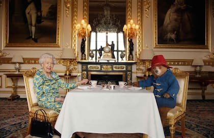 La reina Isabel II y al oso Paddington tomando té con crema en el Palacio de Buckingham