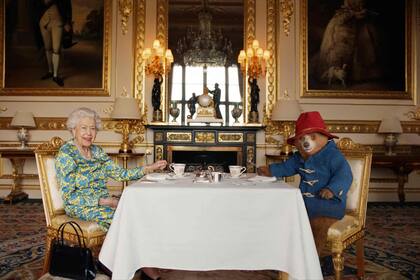 La Reina Isabel II y al oso Paddington tomando té con crema en el Palacio de Buckingham, el 4 de junio de 2022