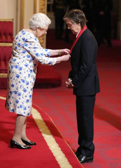 La reina Isabel II y el músico, en plena ceremonia de entrega de la condecoración