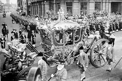 La reina Isabel II y el príncipe Felipe en el carruaje real luego de la coronación, el 2 de junio de 1953