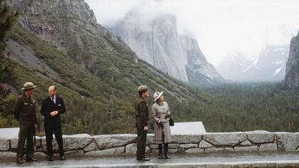 La reina Isabel II y el príncipe Felipe hablando con los guardaparques nacionales durante la visita a Yosemite