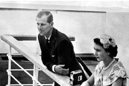 La reina Isabel II y el príncipe Felipe visitaron Panamá el 29 de noviembre de 1953. En la imagen, observando las esclusas de Miraflores, en el Canal de Panamá