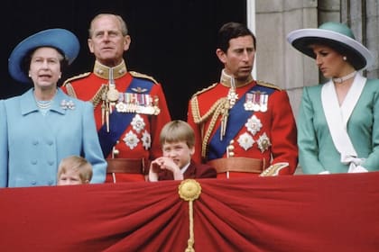 La reina Isabel II y Lady Di en el Trooping the Colour de 1988; este año, Kate Middleton las recordó a través de su ropa (Foto: Archivo)