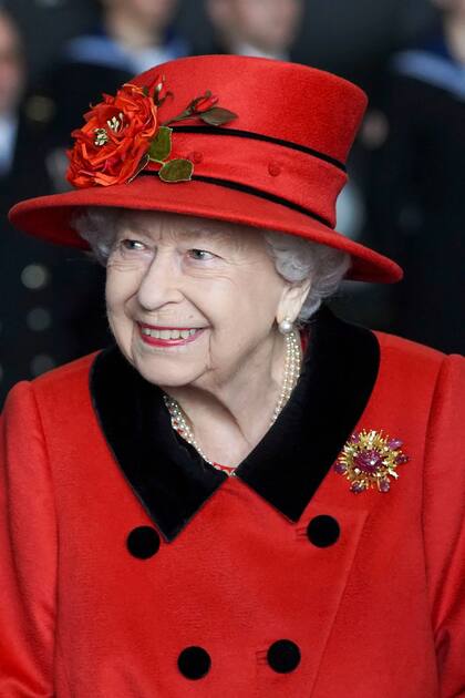 La reina Isabel II y su broche de rubí que le regaló su marido, el fallecido príncipe Felipe (Foto: Archivo)