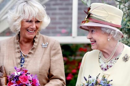 La reina Isabel II y su nuera, Camilla de Cornualles, sonrientes después de 35 años sin mostrarse juntas