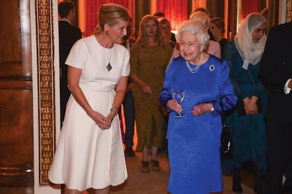 La reina Isabel II y su nuera Sofía, en esa época condesa de Wessex, en una recepción en el Palacio de Buckingham en octubre de 2019.