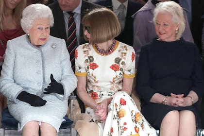 La reina Isabel junto a Anna Wintour y Angela Kelly, en la Semana de la Moda de Londres, en febrero de 2018