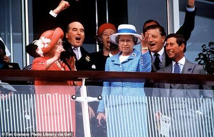 La reina Isabel, junto al príncipe Carlos, la reina madre y Sir Michael en Epsom en 1993