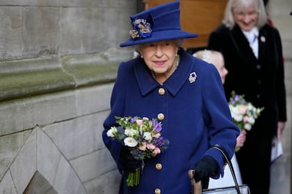 La reina Isabel saló con el bastón en una mano y un ramo de flores en la otra de un evento esta semana por el centenario de la Royal British Legion