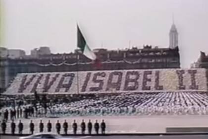 La reina Isabel volvió a México en 1983, pero según los expertos no tuvo el mismo recibimiento que en 1975 (Foto: Captura de video de la transmisión de Televisa)