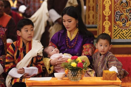 La reina Jetsun Pema, con la princesita Sonam Yangden en brazos. A la izquierda, Gyalsey Jigme Namgyel, heredero del trono de Bután; y la derecha, su hermano Jigme Ugyen. 