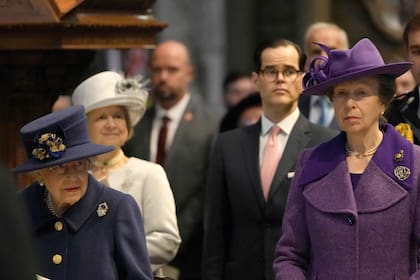 La reina junto a la princesa Ana en la Abadía de Westminster