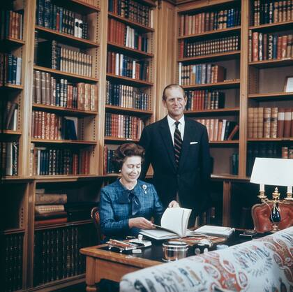La reina junto al Duque de Edimburgo en la biblioteca del castillo, uno de los ambientes favoritos de Isabel II en Balmoral, en 1976.