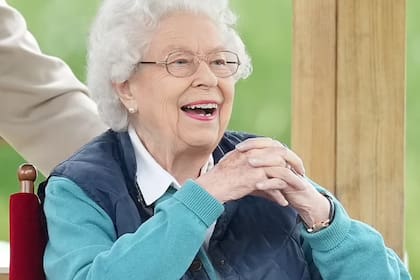 La reina le hizo una broma a un grupo de turistas que no la reconoció durante una visita a Balmoral, en Escocia