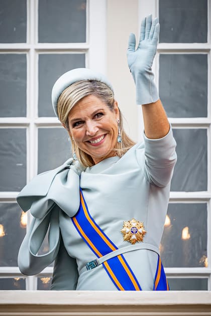 La Reina le sumó a su vestido un cinturón que lleva, en lugar de la clásica hebilla, una aguamarina de estilo Art Déco, enmarcada por aguamarinas más chicas. Se trata de un regalo de bodas del entonces príncipe consorte Bernardo a la princesa Juliana (abuela del rey Guillermo Alejandro) en 1937. Los pendientes también llevan aguamarinas y pertenecieron al cofre de Juliana. Por encima de su vestido, llevó la Cinta de la Orden y la Estrella de la Gran Cruz de la Orden del León de los Países Bajos.