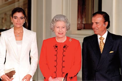 La Reina les da la bienvenida en el Palacio de Buckingham al entonces presidente argentino Carlos Menem y a su hija, Zulemita Menem, en octubre de 1998.