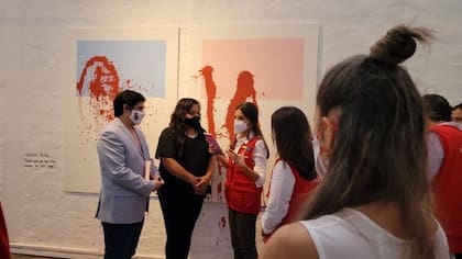 La reina Letiza recorre la muestra de Bienalsur, en Paraguay, en el Centro Cultural de España "Juan de Salazar"