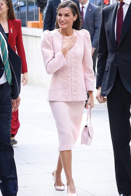 La reina Letizia asistió con un traje rosa pálido de chaqueta bordada con mangas abullonadas by Carolina Herrera, que acompañó con cartera y zapatos bajos de Magrit, y aros de oro rosa y diamantes de Gold & Roses