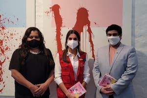 La reina Letizia (centro) junto a la activista trans Yren Rotela y el abogado Alejandro Cano, en la muestra "Devenir cuerpx"
