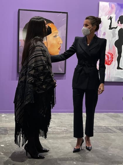 La reina Letizia con Mauricio "La Chola" Poblete en el stand de la galería argentina Pasto, en ARCO 2022