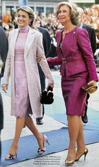 La reina Letizia (cuando estaba por casarse con el entonces Príncipe Felipe) lució una cartera de la marca en un evento.