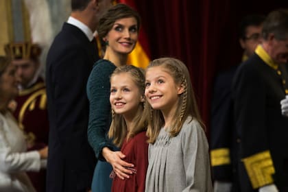 La reina Letizia de España; sus hijas, la princesa Leonor, y la princesa Sofía, al final de la ceremonia de apertura del nuevo período parlamentario en Madrid, el 17 de noviembre de 2016. (AP/Francisco Seco, File)