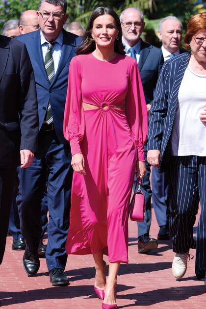 La reina Letizia estrenó 129 nuevos modelos en 2022. Su presupuesto en ropa alcanzó los 57.836.62 de dólares.  
