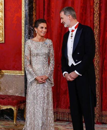 La reina Letizia, luciendo un vestido de Lage