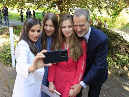 La reina Letizia sacó una selfie y posó con una postura de su rostro muy llamativa