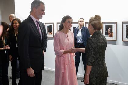 La reina Letizia saluda a Fabiola Yáñez, primera dama argentina, en su paso por la sección Latinoamérica de la feria española