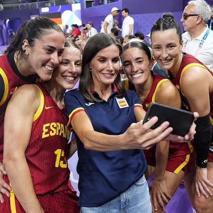 La reina Letizia sorprendió a las deportistas con su espontaneidad. En jeans y zapatillas, alentó al equipo nacional