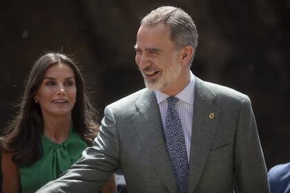 La Reina Letizia y el Rey Felipe VI en un recorrido