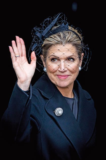 La
Reina llevó además el broche de perla –que simboliza una
lágrima en la corte holandesa– y diamantes, una de sus
joyas favoritas de la colección Orange.