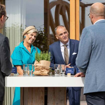 La reina llevó un sombrero color marrón que causó furor (Foto: Instagram @dijkstradraisma)
