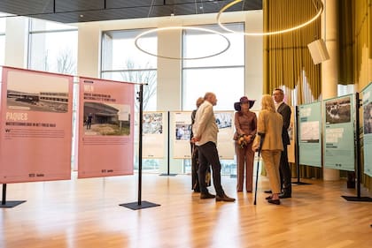 La reina lució elegante con un traje cuadrillé bordó y blanco (Foto: Instagram @koninklijkhuis)