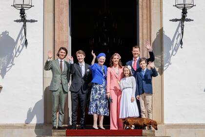 La reina Margarita de Dinamarca junto a su hijo el príncipe Joaquín (a la derecha), la princesa Marie y sus cuatro nietos, en la confirmación de la princesa Isabella en Dinamarca el 3 de abril de 2022
