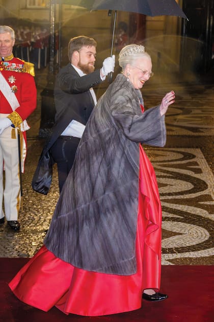 La reina Margarita, la anfitriona de la gala y la primera en llegar al Palacio de Amalienborg, decidió llevar el mismo conjunto de joyas que usó luego de ser coronada: la tiara Orange Nassau, con el collar y los pendientes haciendo juego.