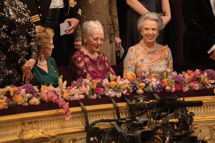 La reina Margarita ocupó otro palco junto a sus
hermanas, la reina Ana María de Grecia –viuda del rey Constantino–
y la princesa Benedicta.