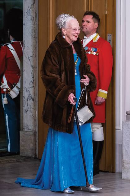 La reina Margarita, que abdicó el trono el 14 de enero de 2024, no quiso perderse este evento tan tradicional: recicló un vestido de terciopelo azul que realzó con un abrigo de piel y la tiara floral Aigrette.
