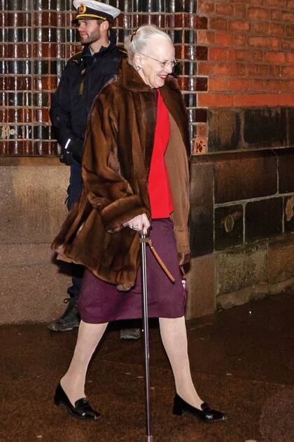 La reina Margarita se retira terminado el oficio.