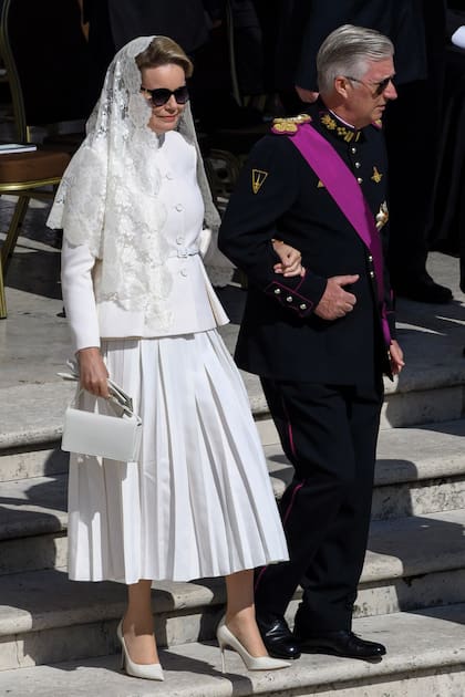 La reina Matilde de Bélgica, full Dior: desde el vestido hasta la cartera, pasando por los stilettos (modelo D-Moi). Los anteojos, de Gucci.